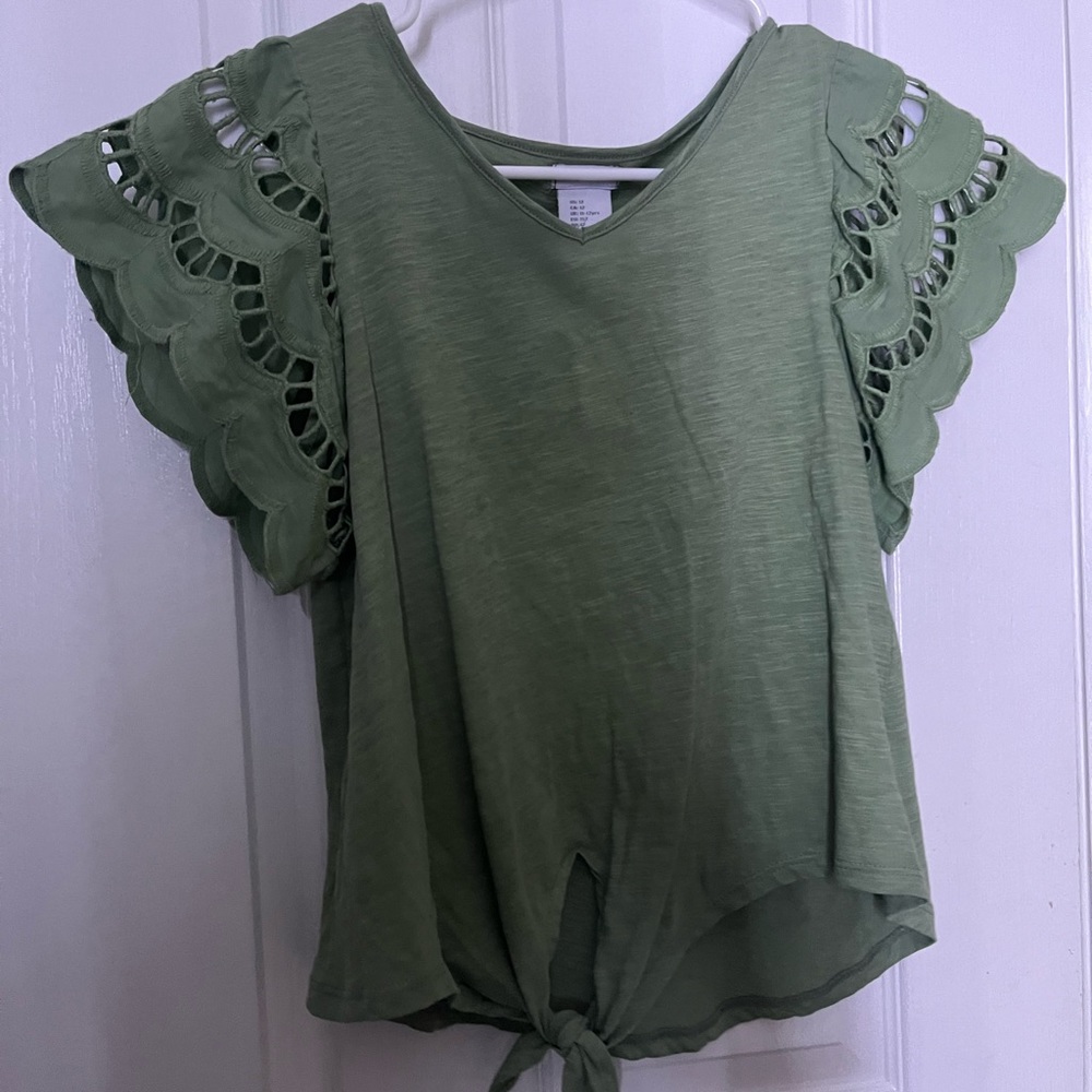 Greet top with designed sleeves